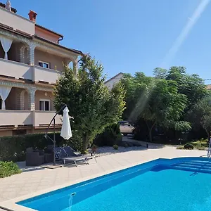 https://apartments-renata-rab.primorje-gorskikotar.com